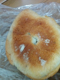 このパンについた白い粉はカビですか？？ - 開封済みのパンで一晩常温で置いて- Yahoo!知恵袋