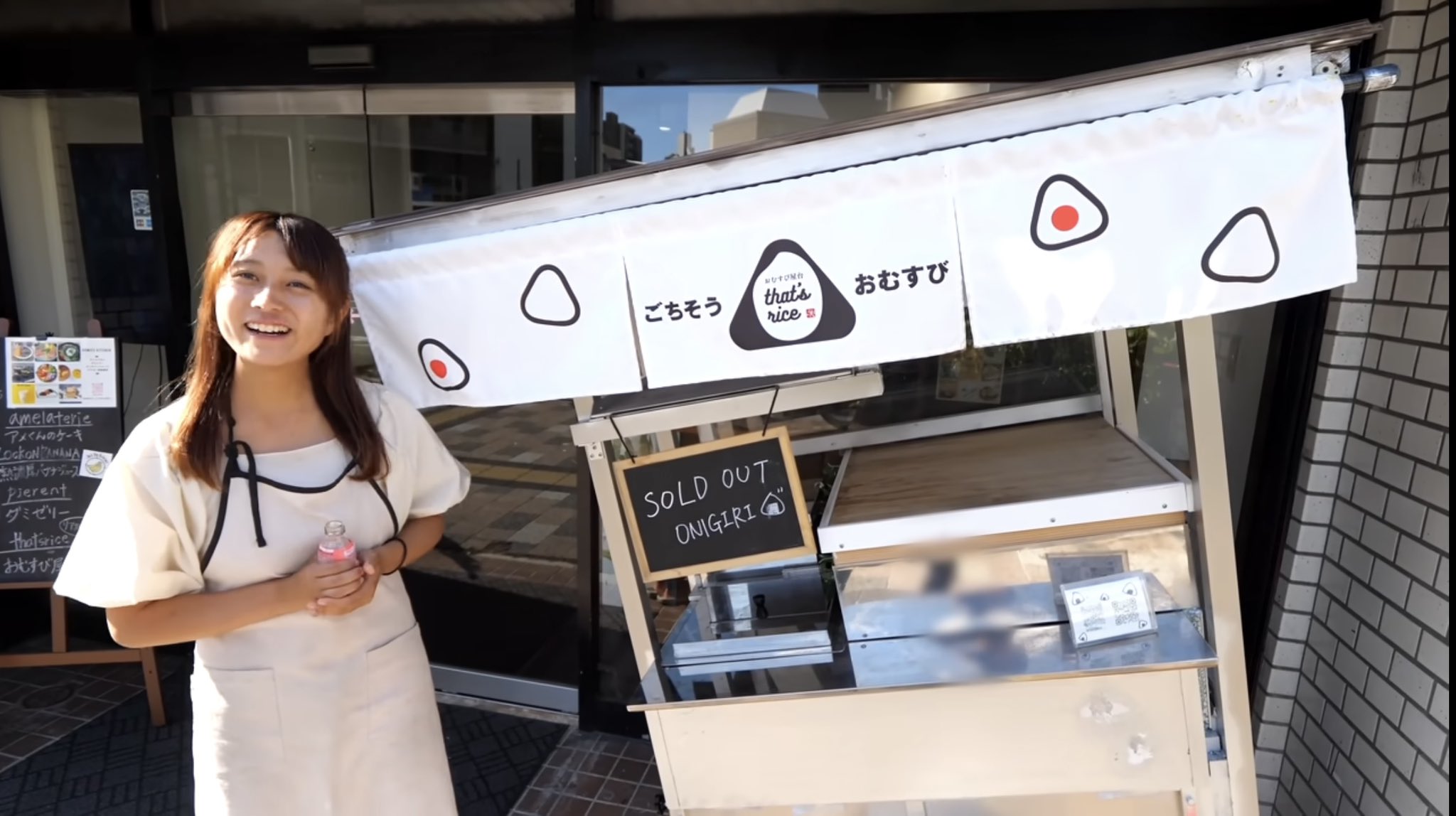 グルメ特集のyoutubeチャンネルで見た屋台販売のおにぎり 広島市内を女性ひとりで移動販売されているとのことで、気になりすぎて市内をウロウロついに遭遇しました that's rice ザッツライス さん🍙 インスタを見て並木にいたので凸撃！ 念願のザッツおにぎりゲット