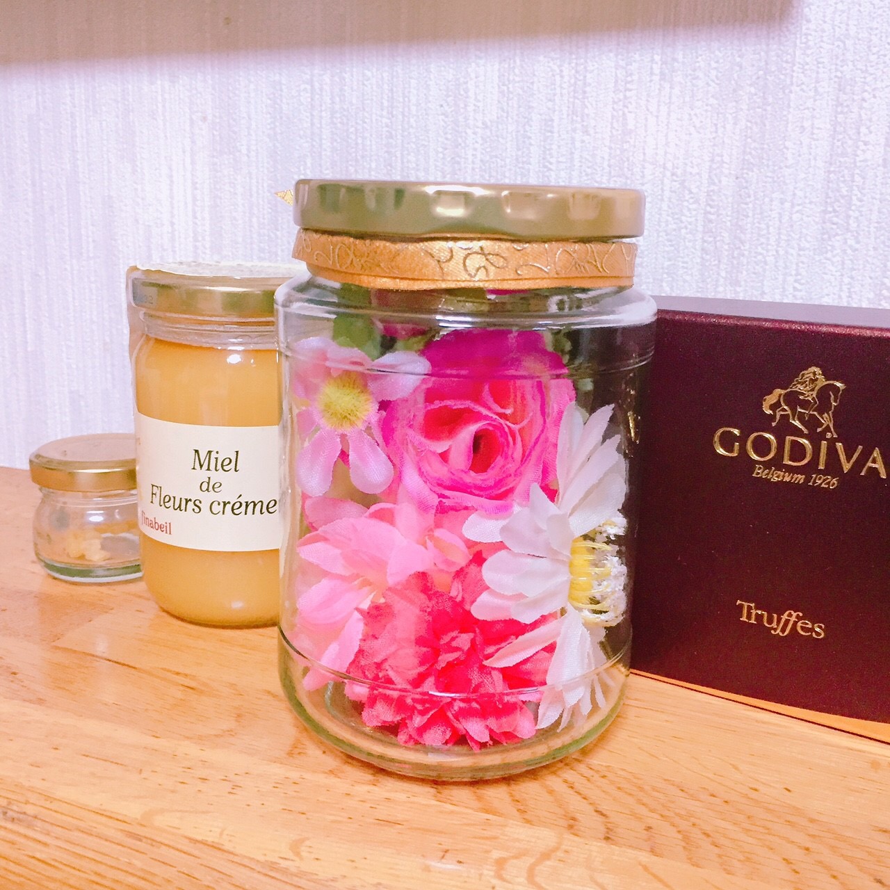 ♡ ダイソー「ガラス花瓶」 100円 税抜SNSでたびたび見かける超人気商品！ 置いとくだけでとってもおしゃれなガラスの花瓶です♡インスタグラマーさんや100均マニアさん達から紹介されて売り切れ続出らしく、私もなかなか見つけられず やっと買えました💦 このまま置い