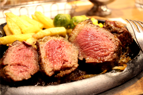 旨味たっぷりのローストビーフと相性抜群のワイン - ワインとギフトのリコルティ