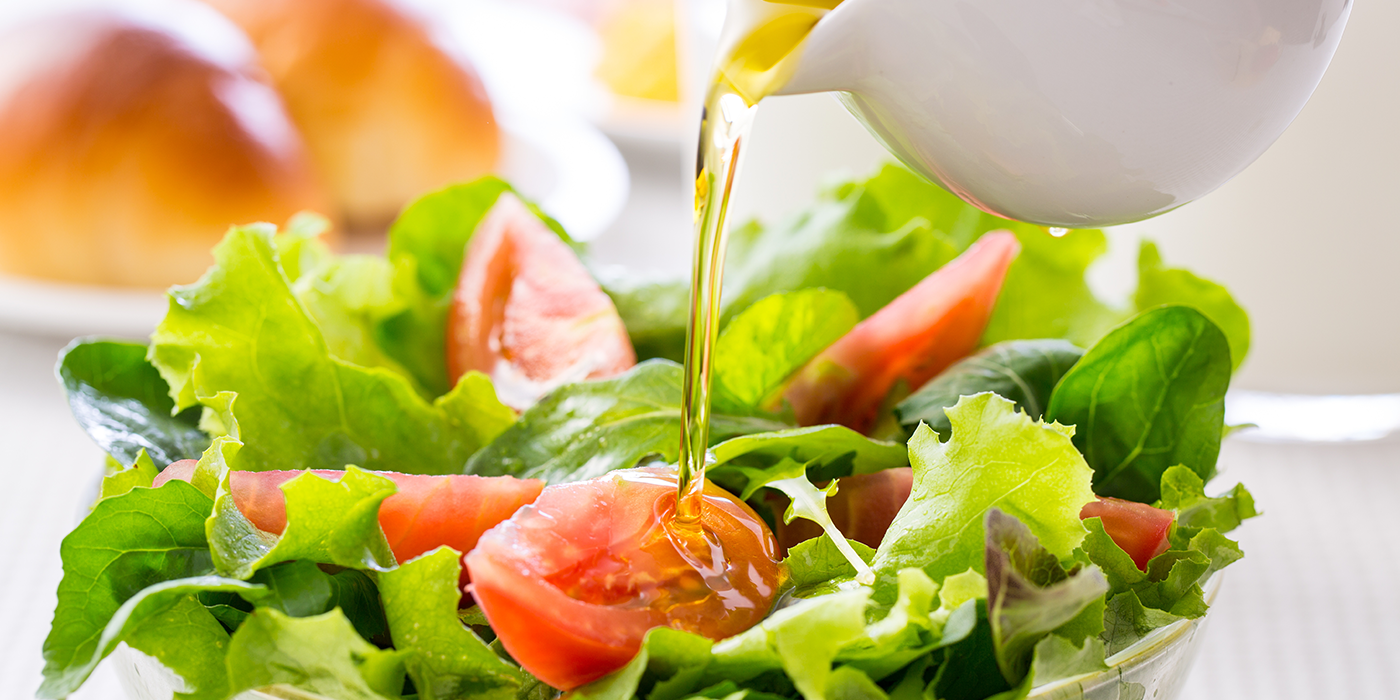 ドレッシングに漬けるだけ、簡単マリネ 漬け込むだけで美味しいマリネに大変身！SSKフーズのオリーブオイルとハーブ岩塩ドレッシングを使ってマリネを作りました蒸し蒸し暑い季節の、ひんやり美味しい一品、これからの季節だと、レモンやライム、柚子なんかの柑橘を一