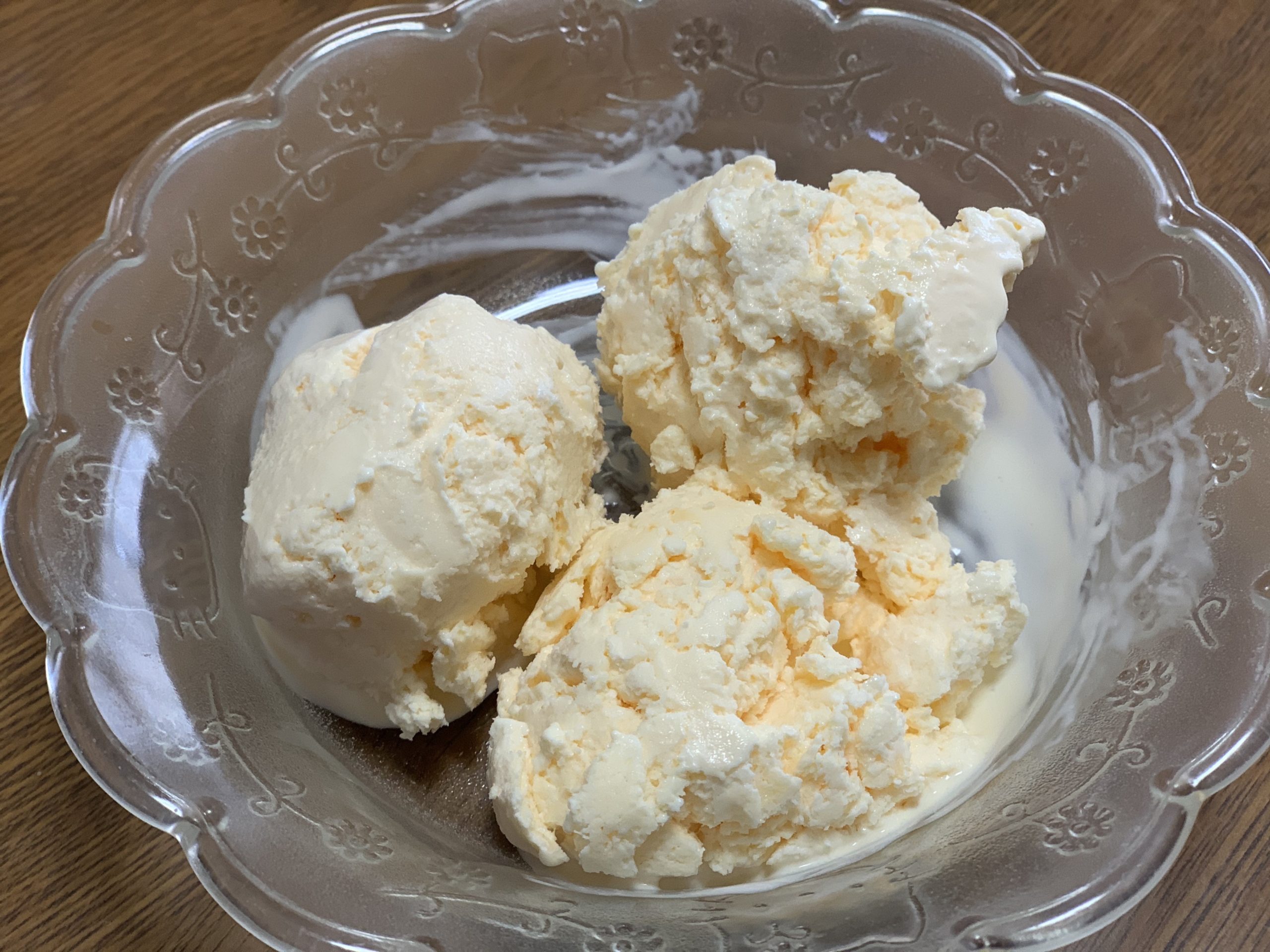 余ったホイップクリームで作るバニラクッキー入りアイスクリーム