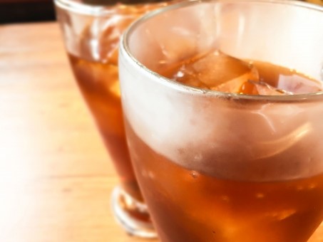 ウーロンハイ」のおいしい作り方は？ アルコール度数やカロリー、ベースのお酒、アレンジレシピも紹介たのしいお酒.jp