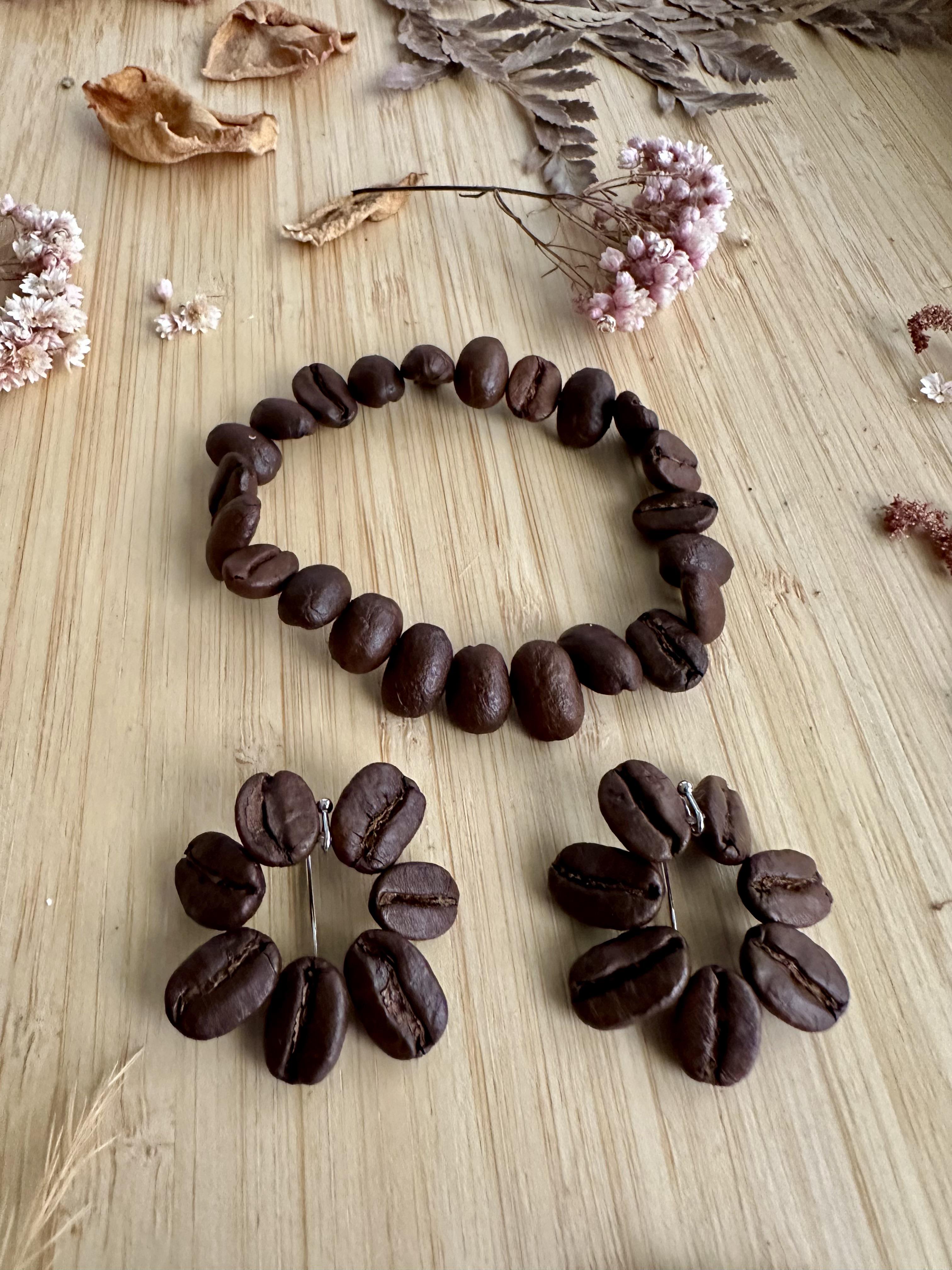 竜とコーヒー豆のネックレス。 竜が抱えて守っているのは、 宝玉？卵？に見立てた“コーヒー豆” 金古美とシルバーの２種類です。 ・ ・コーヒー豆の アクセサリーハンドメイドハンドメイドアクセサリ