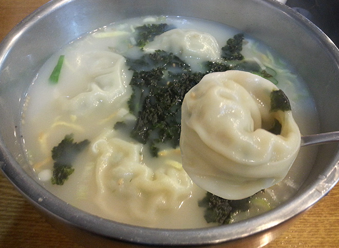 皆さんこんばんは♪ 本日ご紹介する料理は、韓国の水餃子🥟 ムルマンドゥです！ マンドゥとは韓国語で餃子という意味です！ 韓国ではおやつ感覚で、屋台や軽食堂で親しまれています！当店ではマンドゥを豚骨スープと一緒に煮込んでいます！ お酒のつまみはもちろん