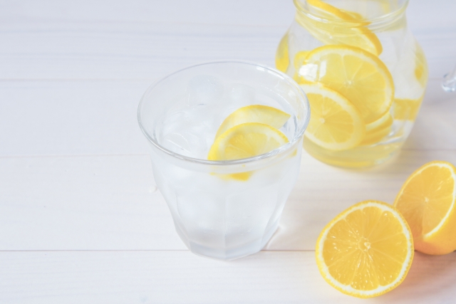 キュウリとレモンのデトックスウォータ