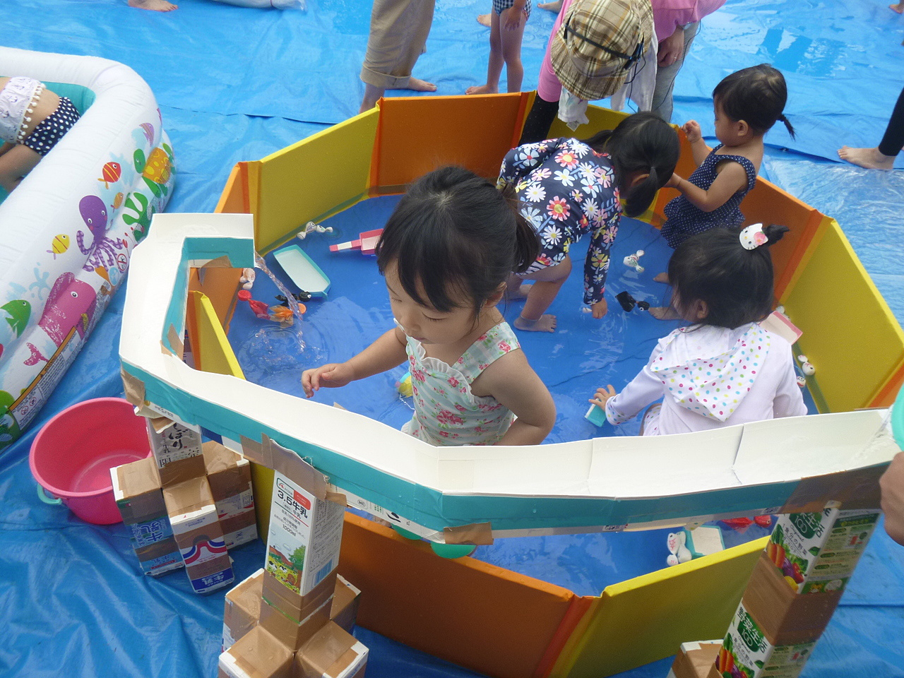 牛乳パックですべり台♪ ～水遊び～小倉すくすく保育園