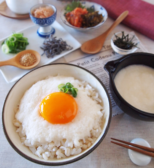 簡単・濃厚・すぐ食べられる！カルボナーラ風とろろかけご飯