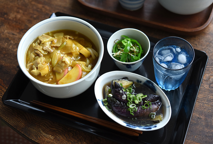 肉みそうどんの献立 副菜：ピーラーにんじんのホットサラダ、汁物：白菜としいたけの味噌汁 献立・メニュー 味の素パーク たべる楽しさを、もっと