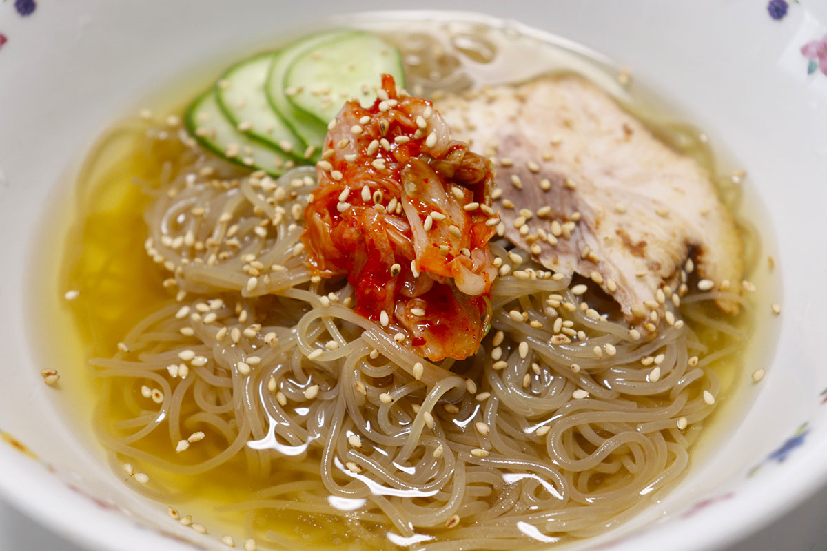 ビビン麺ソース×盛岡冷麺。ビビン麺ソースは業務スーパー 神戸物産 。盛岡冷麺の麺はメルカティーノで20円 1袋で売られていた麺。韓国料理のこういう類の味、甘すぎてたるいのが苦手 そういうのが多い 。このビビン麺ソースは他と比べるとまだマシ。とはいえ、やっぱ