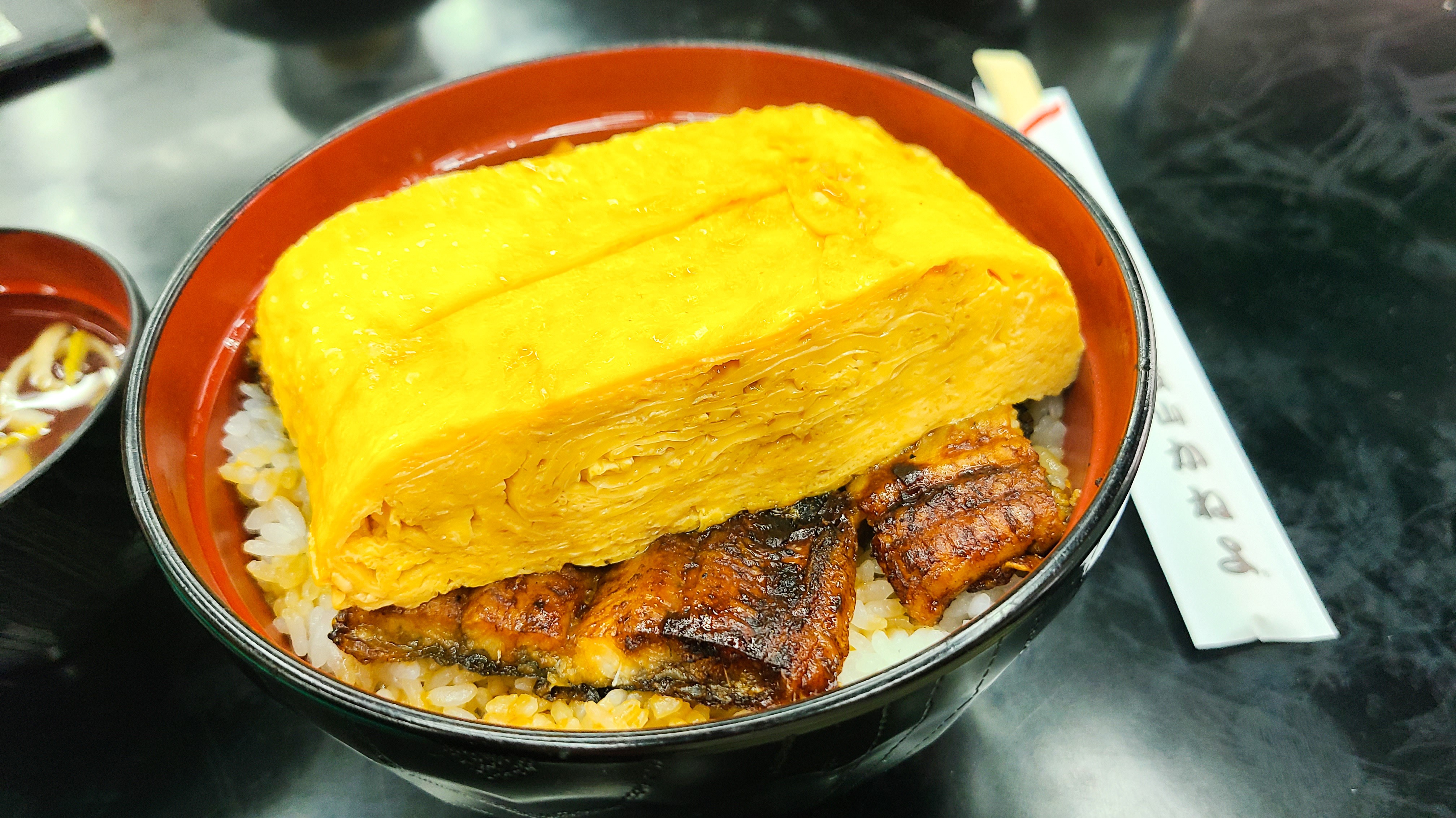 本日の特別献立は✨うなぎ丼 ✨だし巻き玉子 ✨えび入り酢の物 ✨お吸い物 スタミナたっぷりのうなぎは、みなさん大喜び😊「ふわふわで美味しいね」「ごちそうだね」と笑顔あふれる食卓になりました。 季節の変わり目を元気に過ごしていただけるよう、行事食も工夫し