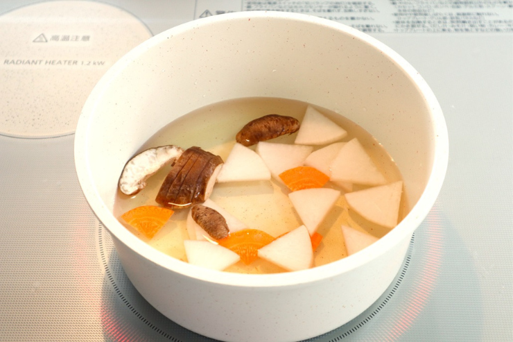 お雑煮の定番レシピ すまし汁の関東と白味噌の関西カゴメ株式会社