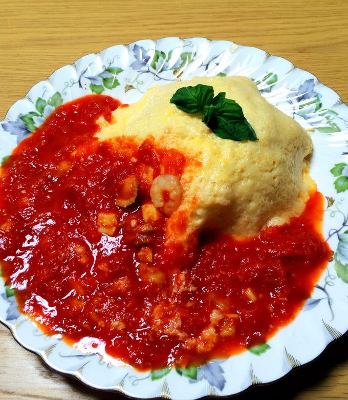 トマトソースたっぷり, ふわふわオムライス, ．, ．, ．, オムライスのチキンライスは, ピーマンや甘とうがらしたっぷり,玉ねぎたっぷりが好きで, 鶏肉もひき肉を使いたいから, ほぼオムレツ状態です笑, ．, ．, オムライスって, ご家庭によってソースが,それぞれで楽しい, ．, 私はトマトが好きなので, トマトソースにしがちですが, 母のオムライスはデミグラスソースだったな, ．,