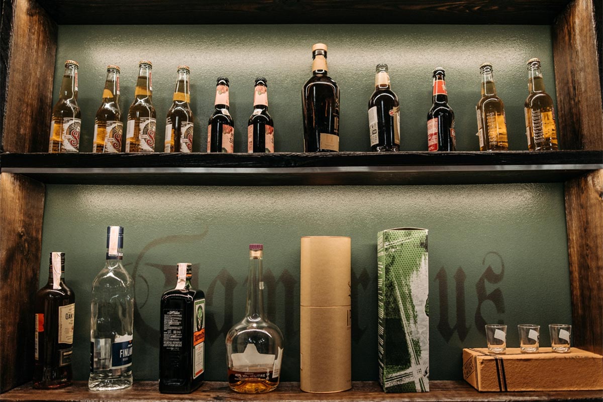 RoastMe壁掛けアイアンワインラック,酒ラック,ボトルスタンド,酒 棚壁掛け式,収納ケース おしゃれ,酒 ラック,水筒収納ラック ウォールラックワインラック お酒ラックボトル 棚 飾り棚 壁面ラック 壁掛けワインラック 収納 壁掛け棚 吊り下げ : アルコイリス - 通販