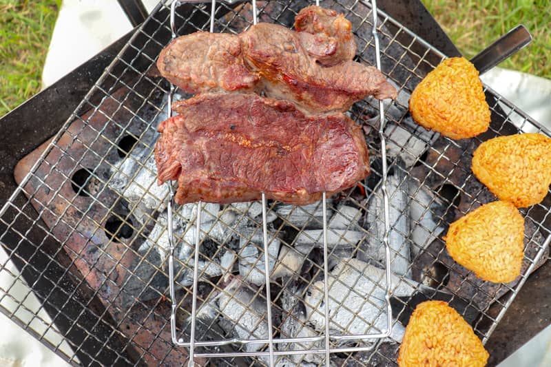 簡単レシピ ソロキャンプでバーベキューをやるなら「シュラスコ」がオススメ！肉料理キャンパーが手順を解説 - ハピキャンキャンプ・アウトドア情報メディア