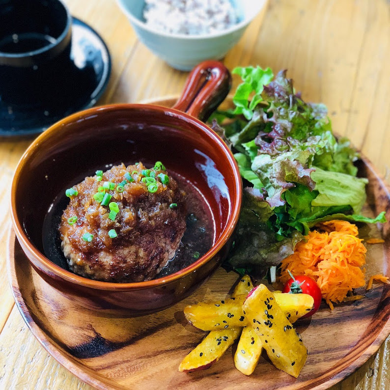 エクセルシオール カフェのごはんメニュー「チーズハンバーグドリア～デミグラスソース仕立て～」10月7日より新発売株式会社ドトールコーヒーのプレスリリース