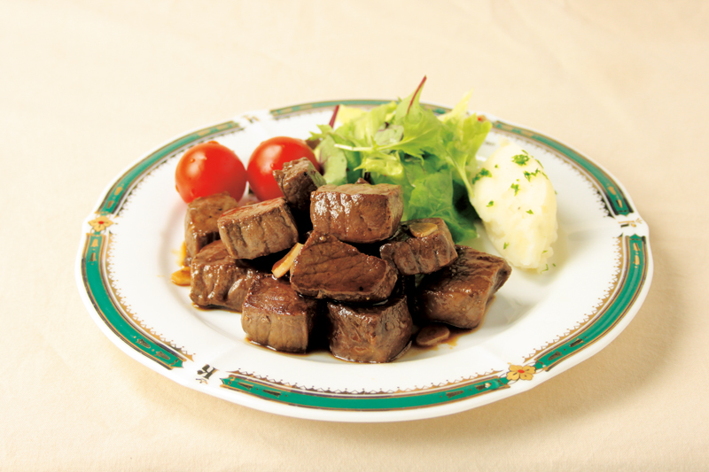 ご褒美レシピ 「サイコロステーキとポテトのガリバタ炒め」♬ - パパっとおうちごはん