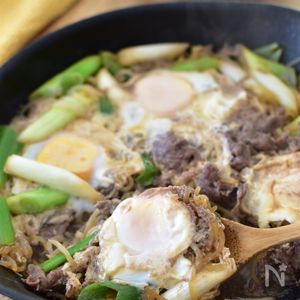 栄養価＆レシピは↓ @hiro_recipe5 フライパンひとつで完成するすき焼き風の卵とじです🍳 牛肉を卵に置き換えることで卵 の栄養もとれるし、なにより卵と相性ばっちり ！ しらたき入りでボリューム感はあるけどカロリー低めなのがうれしいですよね☺️ 卵の焼き加減はお