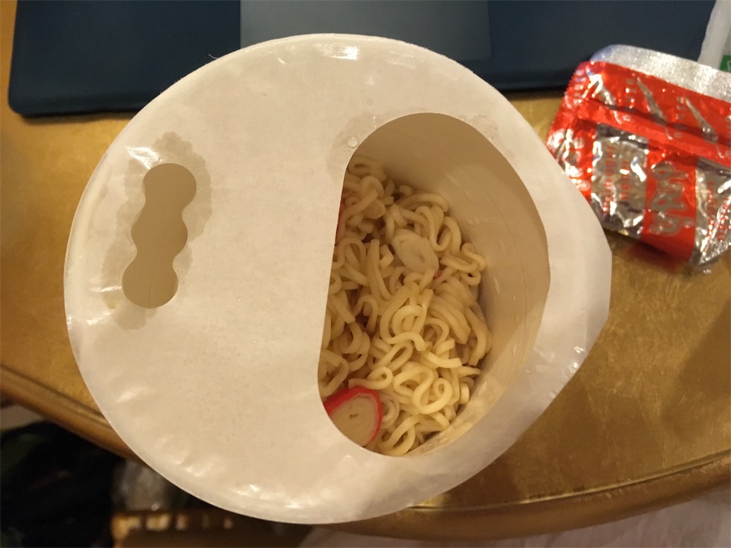 カップ焼きそばだけ内側がツルツルの理由雑学ネタ帳