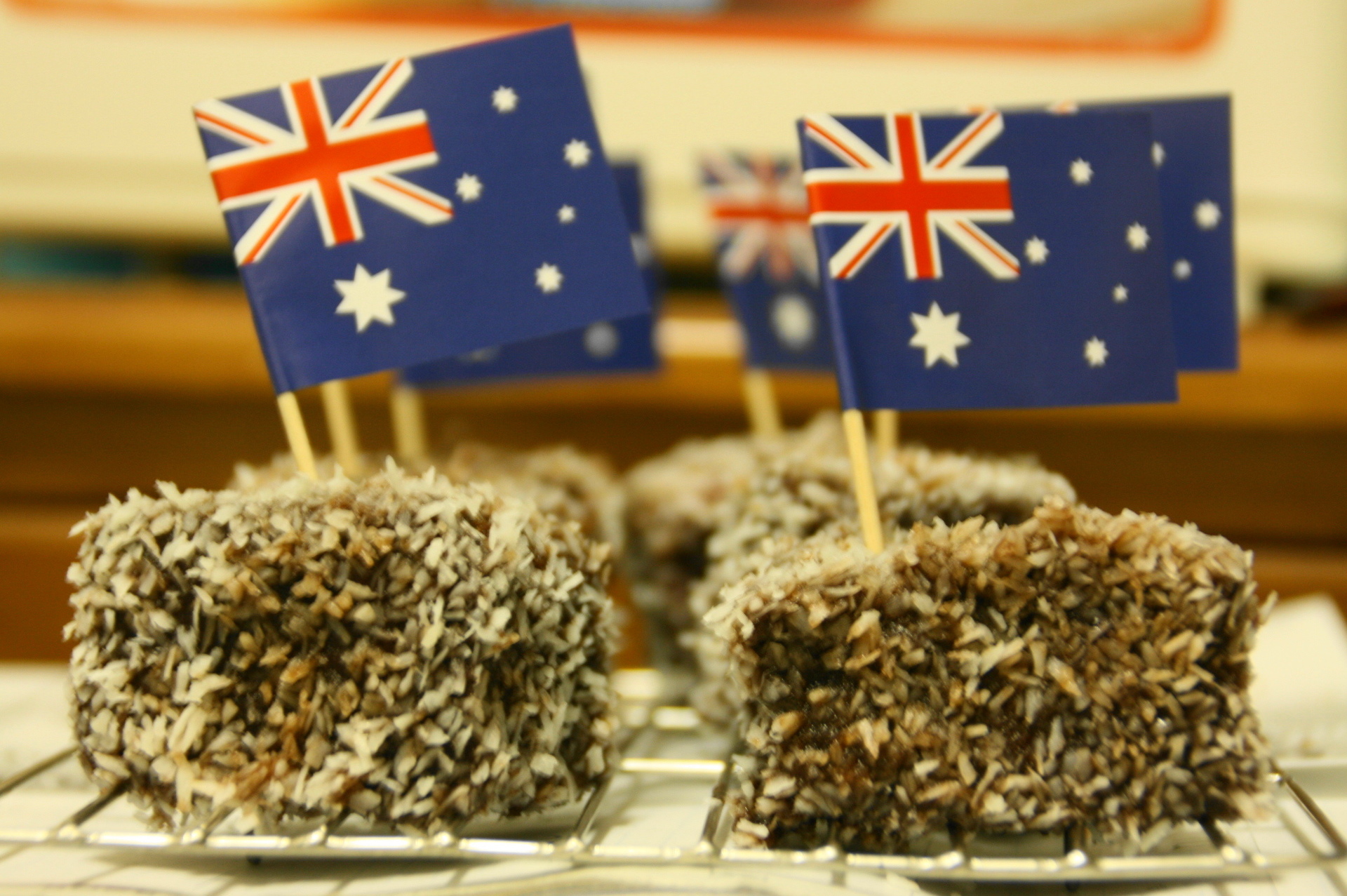 期間限定 オーストラリアの伝統菓子「ラミントン」を人気カフェで発見！コーヒーとの相性も抜群 きょん。- エキスパート - Yahoo!ニュース