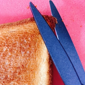 焼きすぎて焦げた食パン。あなたならどうします？１、気にせず食べる２、〇〇- Yahoo!知恵袋