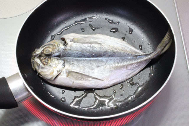 焼き魚はフライパンで10分！干物・切り身・一尾の間違いない焼き方を料理人が解説@Living アットリビング