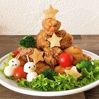 唐揚げプレート で晩ごはん∗2021.13 こんばんは〜⭐️ 今日も一皿で完結 ⁎˃ᴗ˂⁎みんな大好きな唐揚げです。 今日は塩レモン唐揚げにしました。塩ベースでレモンが効いた唐揚げも 美味しいですよね。 お肉は肉屋大石さんのお肉の定期便の 国産 大山鶏 角切り を使わせ