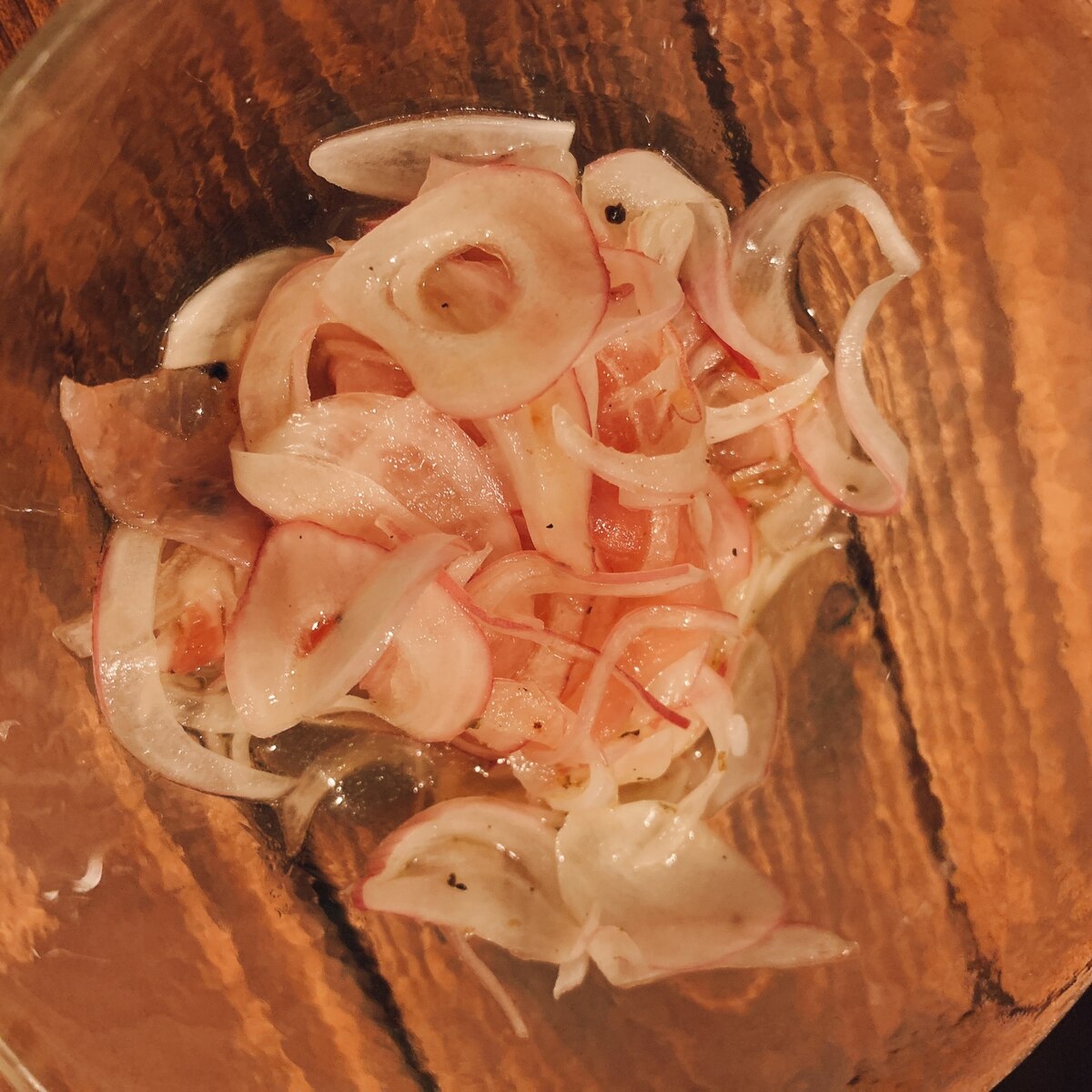 スナップえんどう、絹さやのハムマリネ♡お豆は塩ゆでして、ハム、紫玉ねぎ、レモン、オリーブオイル、蜂蜜であえる。冷たく冷やしていただきます。お豆のサラダマリネ白ワインだね 添加物なしのハム