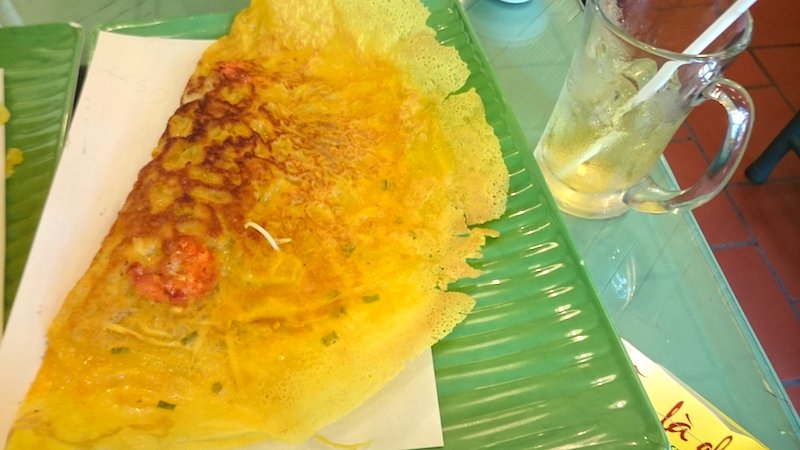 ベトナム風お好み焼き！？ベトナム名物料理の「バインセオ」を食べようベトナビ