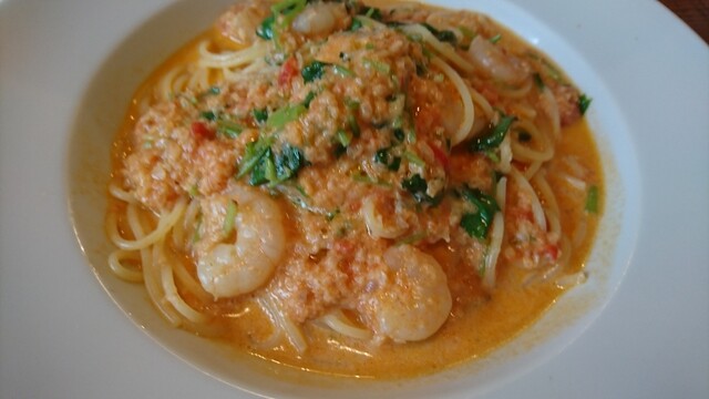 Pasta mista con fagioli e cotenne 白インゲン豆のパスタミスタ 白インゲン豆に、豚の皮の旨味が加わったソース。様々な形のショートパスタは、勿論食感もバラバラ。 そこに、時に豚のゼラチン質が登場し、野菜や豆も顔を出す。 真ん中の黒いつぶつぶは、黒胡椒