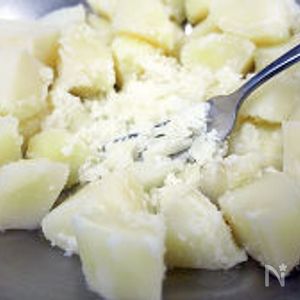 ブロッコリーとじゃがいものくたくた,野菜つくりおき簡単レシピ,1週間ラクになる野菜つくりおき, ■材料, ブロッコリー 1 2個,じゃがいも 1個, シーフードミックス 30g, コンソメ 小さじ1 2, オリーブオイル 小さじ2, 黒こしょう 少々, にんにく 小さじ1 2,ディルウィード 小さじ1 2, ■つくりかた,