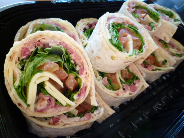 コストコ 「ハイローラー BLT 」野菜たっぷり、でもジューシ