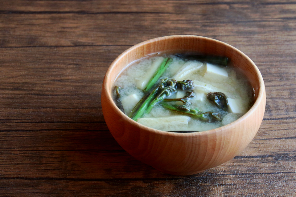 ワラビと卵のお味噌汁 〜風の谷農苑にて〜毎朝レシピ&食情報を配信中