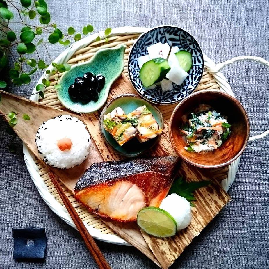 ５品夕食献立 メインは➀お造りのハマチでカルパッチョ！ソースを合わせるだけの超簡単！➁鶏コンニャクきんぴら➂水菜と揚げの味噌汁➃きゅうりちくわ➄ツナとじゃがいもガレット- YouTube