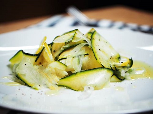 野菜の日 に食べたい料理レシピ🥒ズッキーニとスライスチーズで作る絶品おつまみ🧀材料 ・ズッキーニ ・モンタベールスライスチーズ ・ベーコン・塩こしょう ・オリーブオイル ・黒こしょう 🧀作り方 ① ズッキーニを輪切りにして、塩こしょうをふり、トースターで