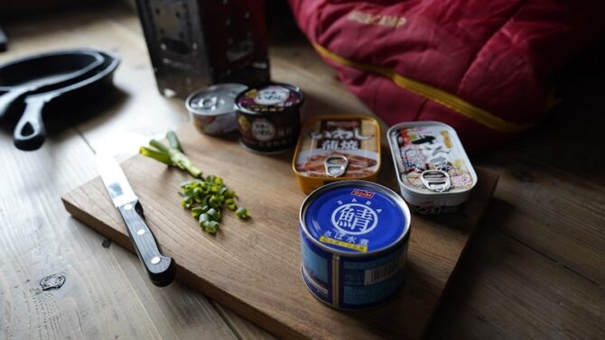 キャンプで缶詰”は最高！でも知らなきゃヤバい「直火NGな理由」と「上手な温め方のコツ」