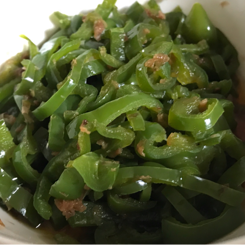 🫑 ピーマンのおかか麺つゆあえレンジで1発！お弁当にも◎ 材料 2人分・ピーマン 2〜3個 細切り・かつお節 1パック 2〜3g・ 麺つゆ 3倍濃縮小さじ2〜3 ・ごま油 小さじ1 お好みで作り方 ① ピーマンを細切りにして耐熱容器またはアイラップへ。 ②