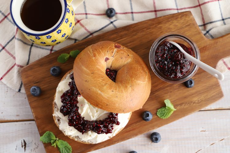 朝ごはんにぴったり！ ツナと玉ねぎのベーグルサンド