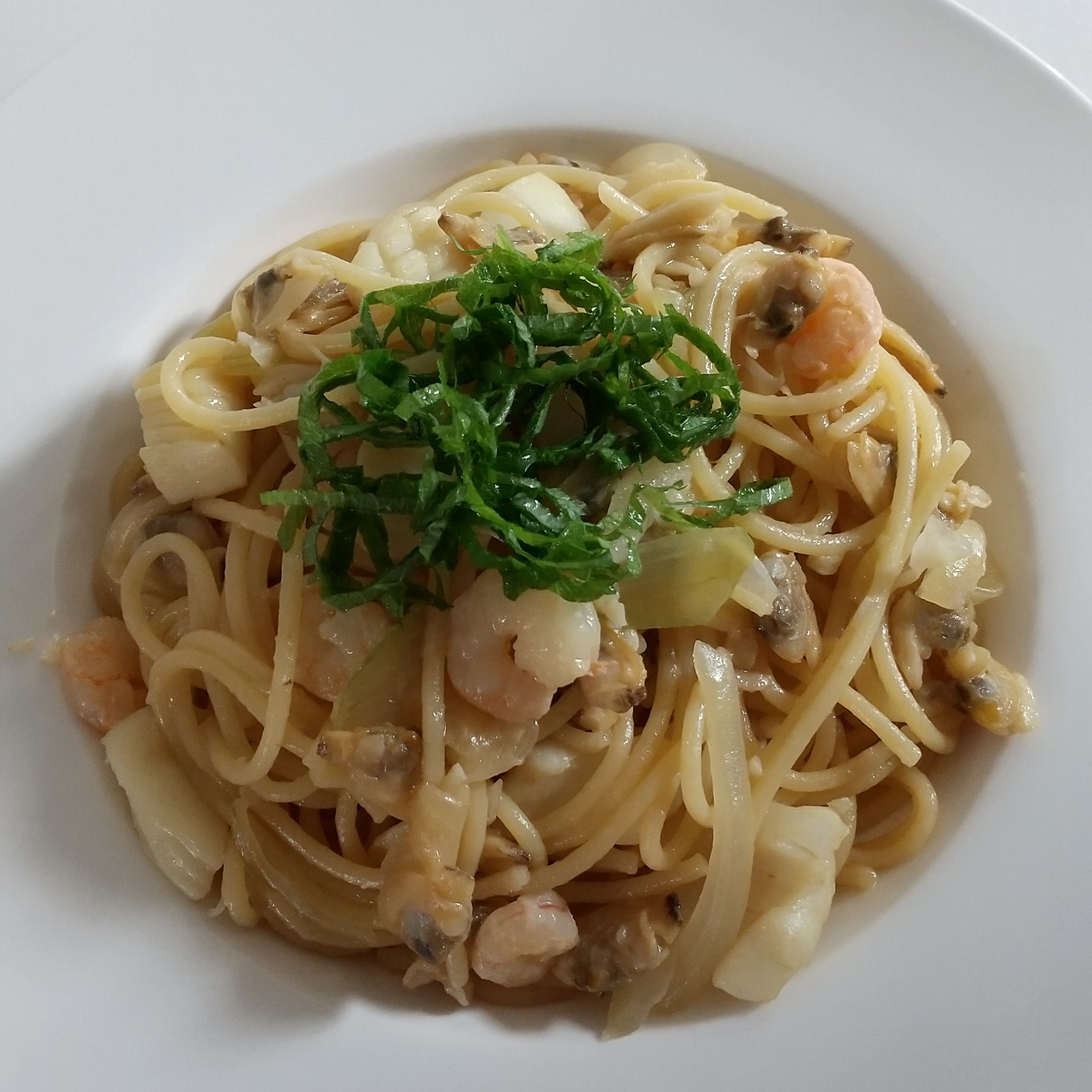 レシピはこちら← 今日はシーフードミックスを使ってフライパンひとつで作る、簡単めちゃウマな和風シーフードパスタをご紹介します🤗✨ 味付けはお手軽に めんつゆとにんにくチューブですが、シーフードのうま味がしっかり染み込むのでめっちゃ美味しいパスタに仕上がり