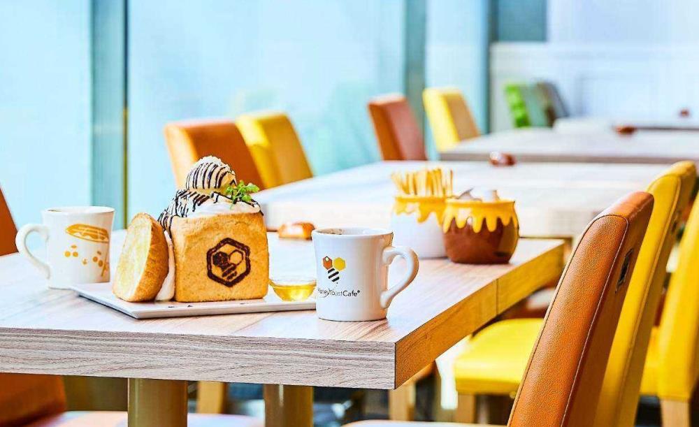 電車と電車の間でランチ！？世界一電車が近すぎるレストラン！神田万世橋 RESTAURANT PLATINUM FISH プラチナフィッシュ-ゆるいくじ