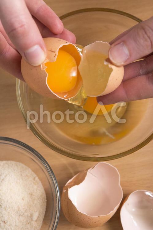 卵を割る瞬間の写真素材199947953 毎月1点無料 フリー のストックフォト イメージマート