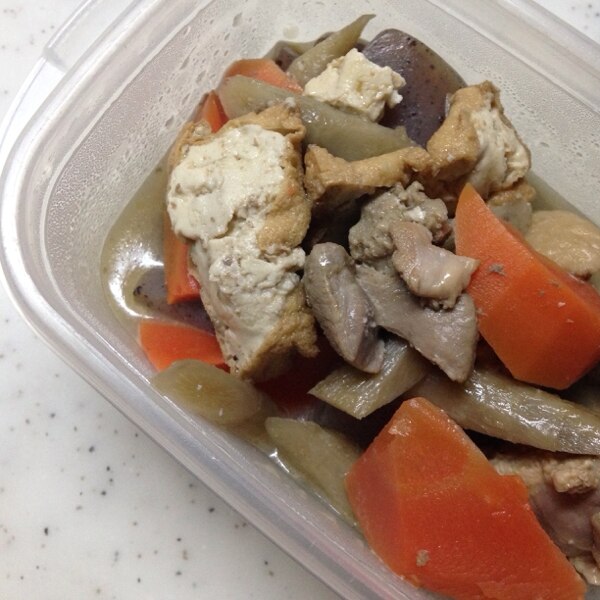 寒い日にはおでん🍢 色々な具材を入れて煮込むと、いいだしが出てホントに美味しい～😋 この日は、大根、こんにゃく 、鶏手羽元、うずら卵、じゃがいも、ウィンナー、しらたき、がんも、ひら天、さつまあげ、昆布、白身魚ボール、厚揚げ、ごぼう天、餅きんちゃく、ちくわ