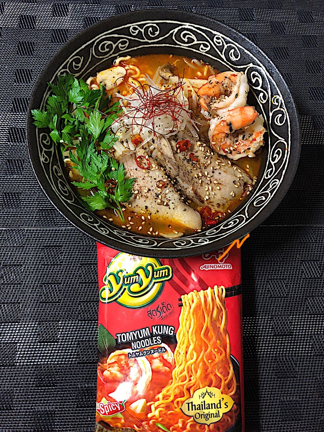 今日は、夏の暑い日に辛いものが食べたくなる、そんなときにおすすめな「本場タイからお届けトムヤムクンセット二人前」をご紹介！ すっぱ辛いがクセになる トムヤムスープと食べやすく華やかに処理したえびのセットを本場タイからお届け。 エリンギを加えるだけで自宅で