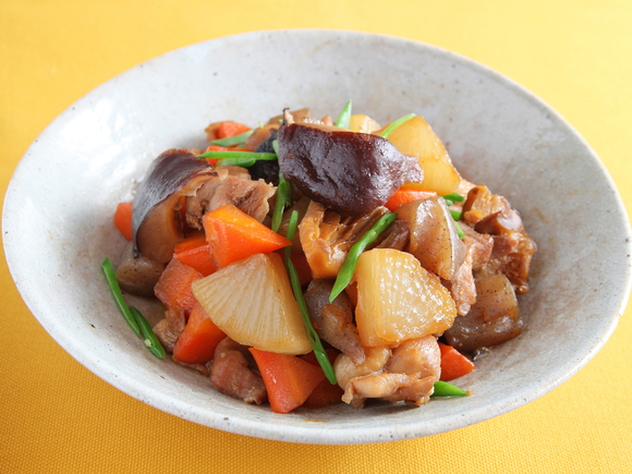 フライパンひとつで出来上がる簡単煮物 ほっこりおかずでお肌もつやっと！大根と人参のさっと煮、おばんざい