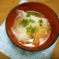 セブンプレミアム “すみれ味噌ワンタンスープ” 本店限定のメニューを再現した濃厚な一杯きょうも食べてみました