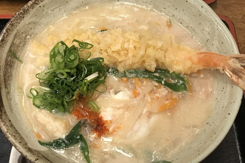 京都にあるうどんの名店「てんぐ」。絶品カレーうどん＆いなり寿司の組み合わせが最高。 - YouTube