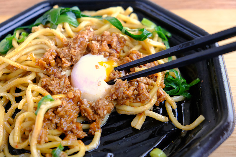 成城石井の胡麻と四川山椒のピリ辛挽肉担々焼きそば : 人形町からごちそうさま