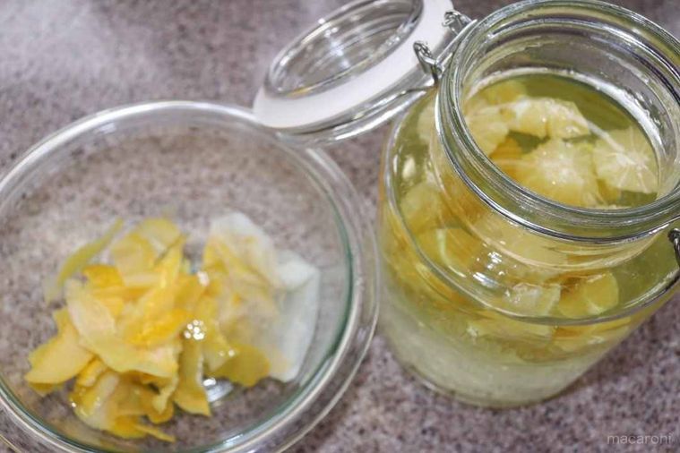 自家製レモンリキュールの作り方 ※お酒は二十歳になってから レモン なるべく国産のもの16個 スピリタス 500ml グラニュー糖 100g 水50gと200ml 水あめ 1 2スプーン レモン 今回は広島県産を使用 を水で洗って綺麗な布巾などで水気を拭き取る。 包丁やピーラーを使って