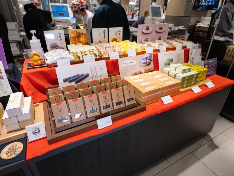 三越伊勢丹pr投稿 銀座三越デパ地下情報‼️ 昨日10月30日に新規オープンした＜マリエッテ＞「マリエッテ」はオランダの女の子の名前がつけられたアンティークドール。 「ストロープワッフル」などのオランダの伝統菓子 を中心に、ヨーロッパ各地のさまざまなお菓子を揃え