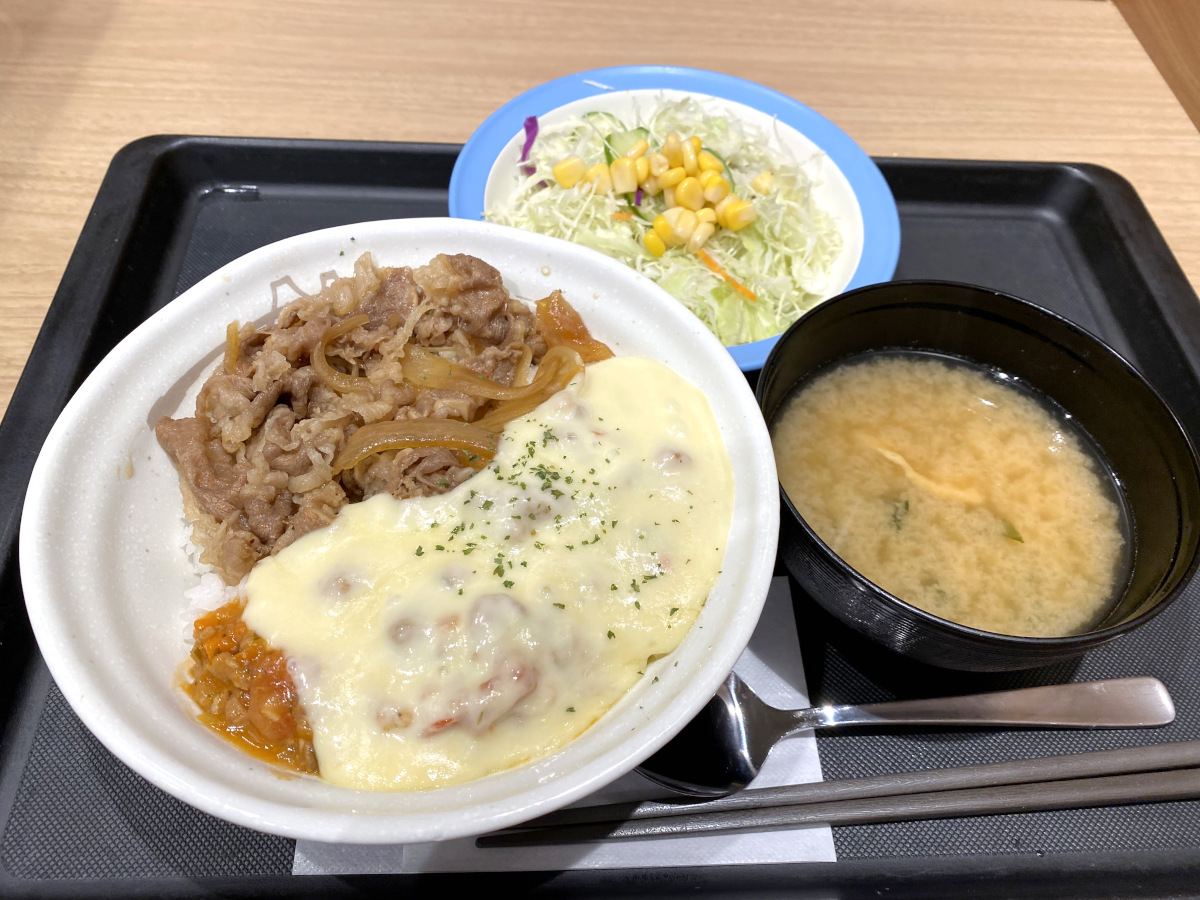 すき家「とろ～り3種のチーズ牛丼」がカプセル＆BOXのミニチュアに！アニメージュプラス - アニメ・声優・特撮・漫画のニュース発信